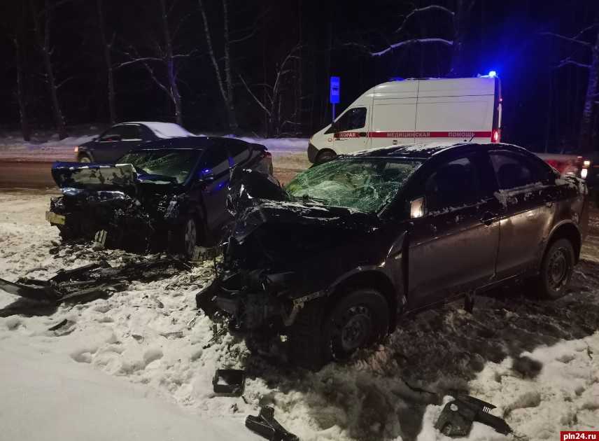 Четыре человека пострадали в лобовом столкновении автомобилей на дороге Великие Луки – Ущицы