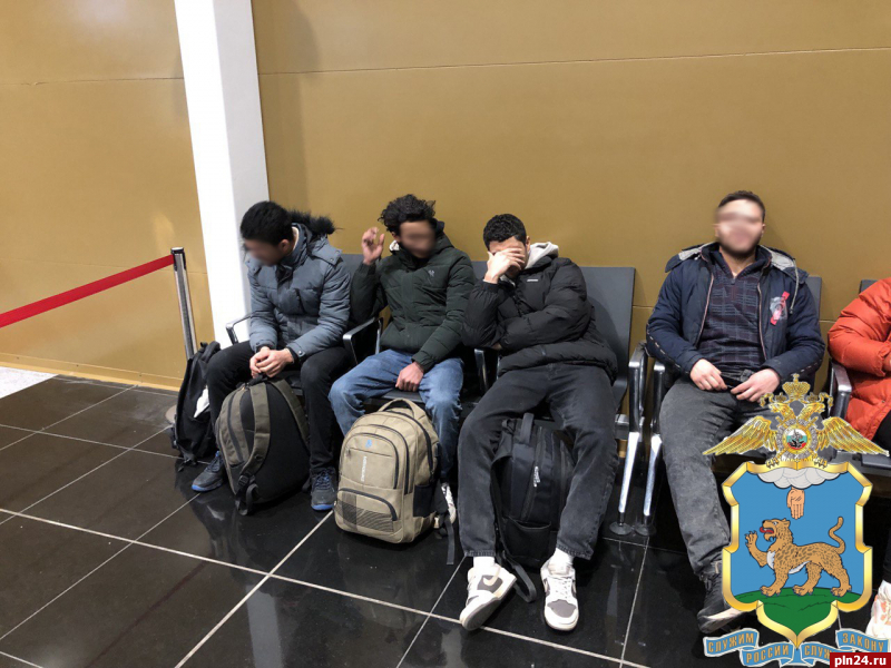 Четверых иностранцев депортировали сотрудники псковского УМВД