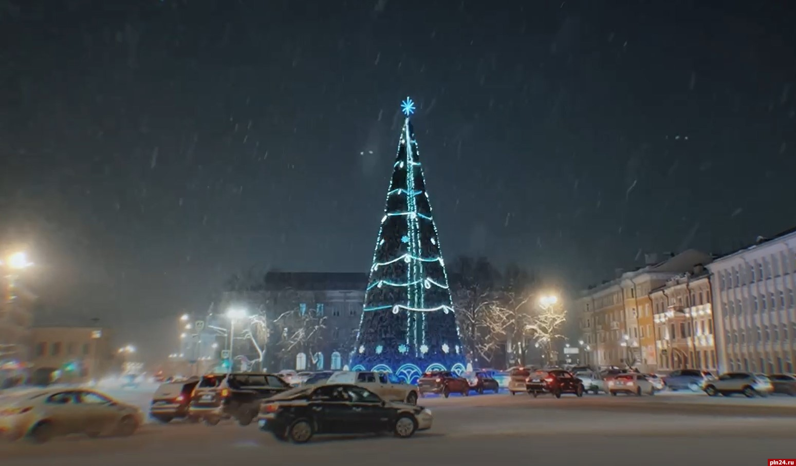 Главную новогоднюю ель зажгли в Пскове с участием Деда Мороза и Снегурочки