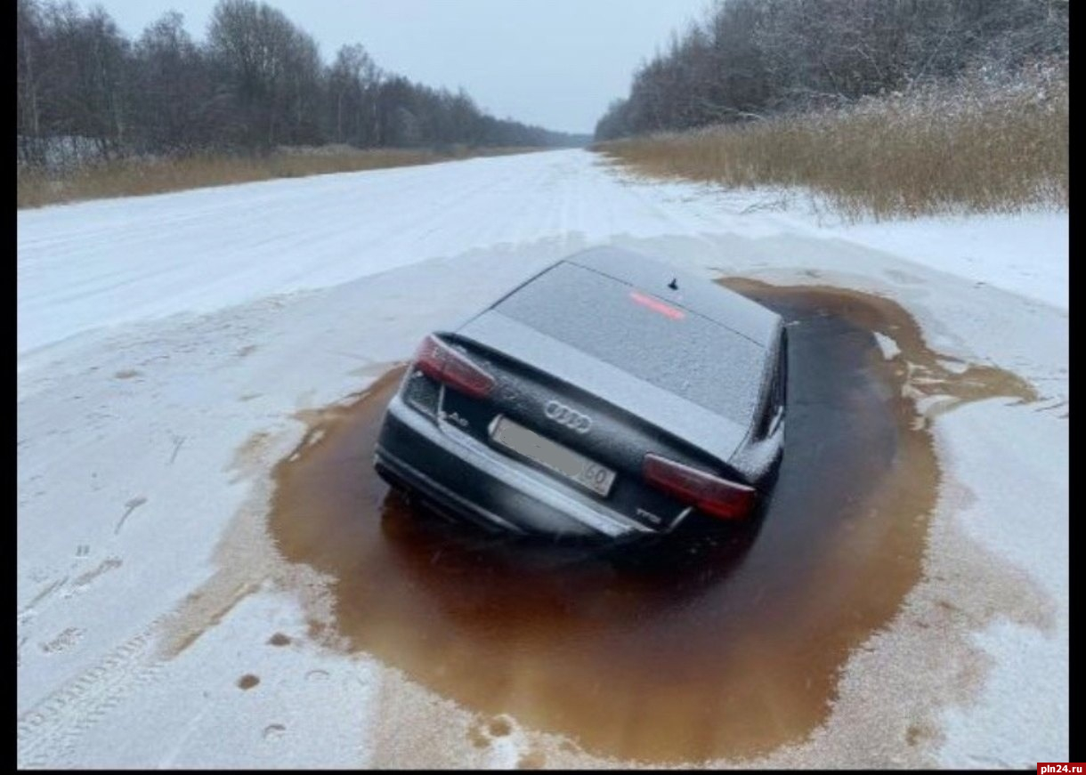 Автомобиль с псковскими номерами ушел под лёд в Ленинградской области