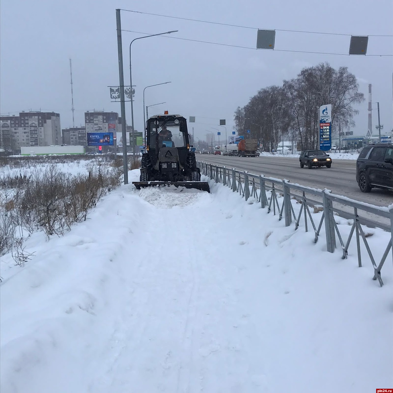 Дорожники продолжают расчистку улиц Завеличья от снега
