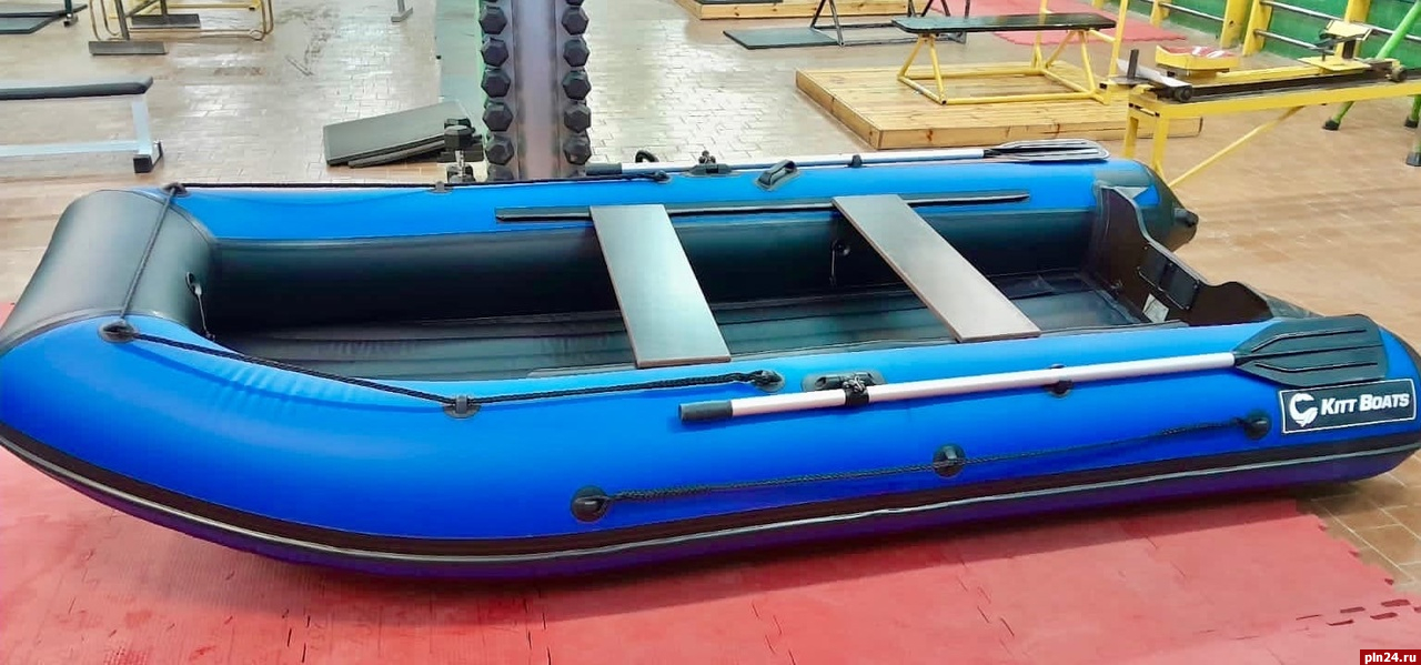 Надувную лодку спортивной школе «Ника» передал Юрий Сорокин
