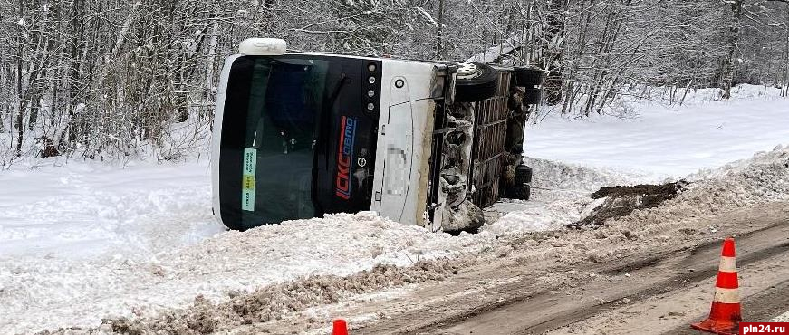 Пассажирский автобус перевернулся на трассе Псков - Новгород