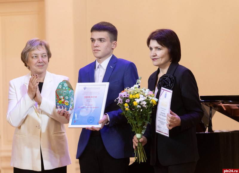 Одаренных детей и молодежь наградили в Пскове