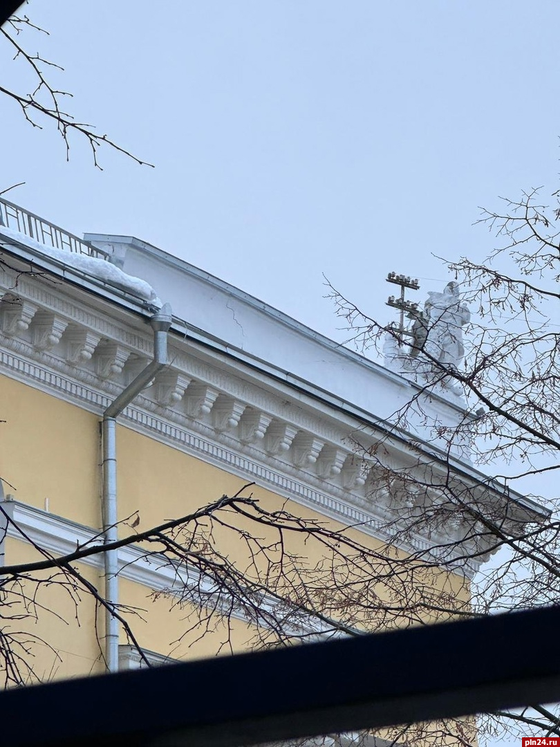 Часть стены над крышей драмтеатра рухнула в Калуге вместе со снегом