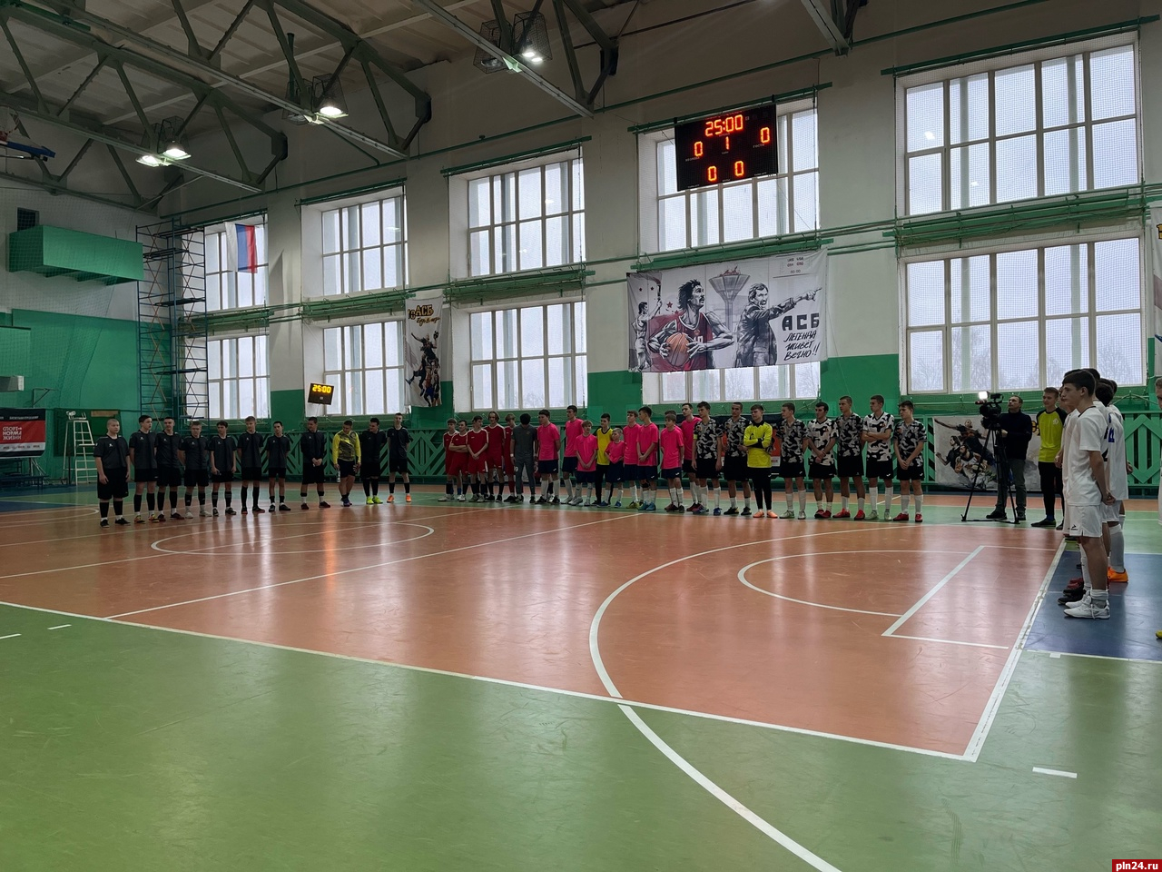 Турнир по мини-футболу памяти майора ФСБ Сергея Лобазкина стартовал в Великих Луках