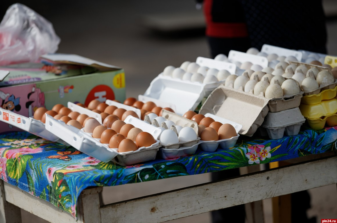Более 300 тысяч яиц по 15 рублей за штуку закупают для социальных учреждений Псковской области