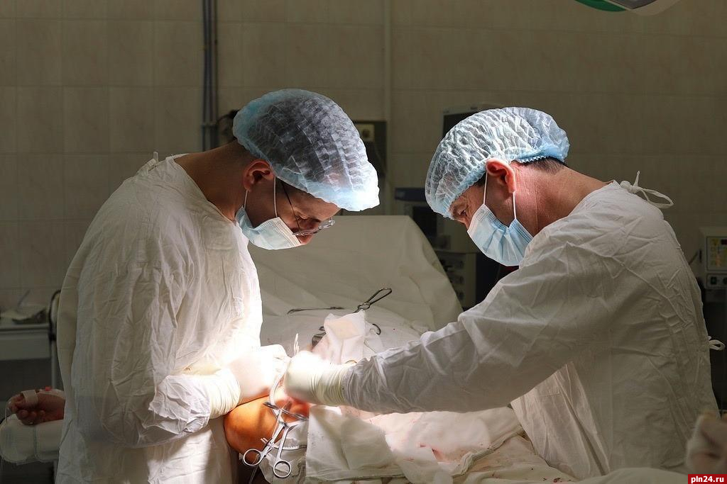 В Пскове 70-летнему пациенту удалили атеросклеротическую бляшку из сонной артерии