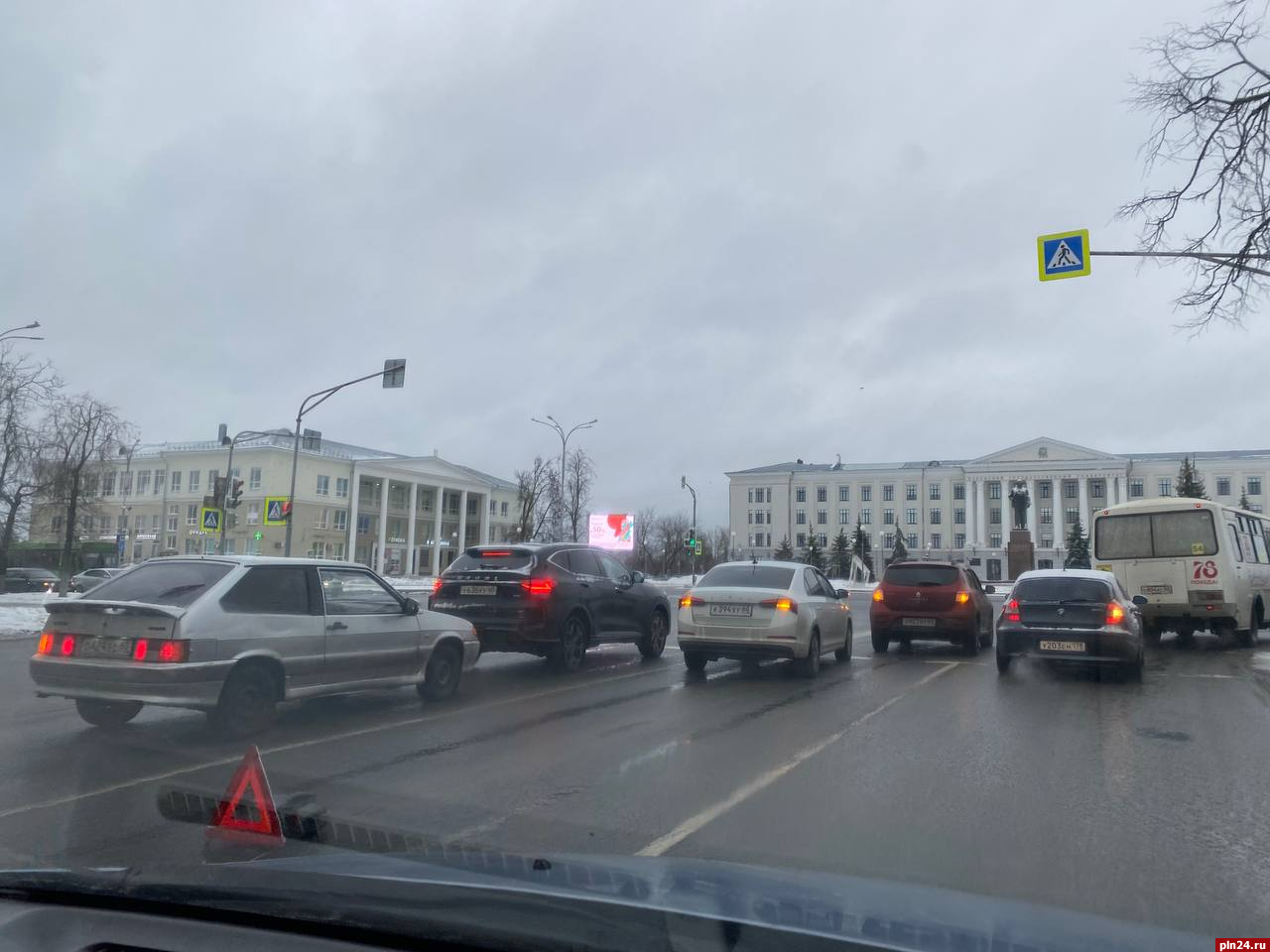 Два автомобиля столкнулись на площади Ленина в Пскове