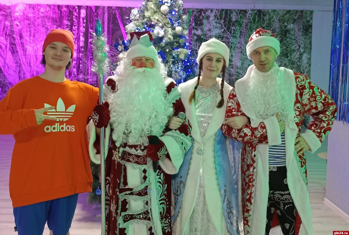 Новогодние елки для детей работников профсоюзов проводят в Псковской области