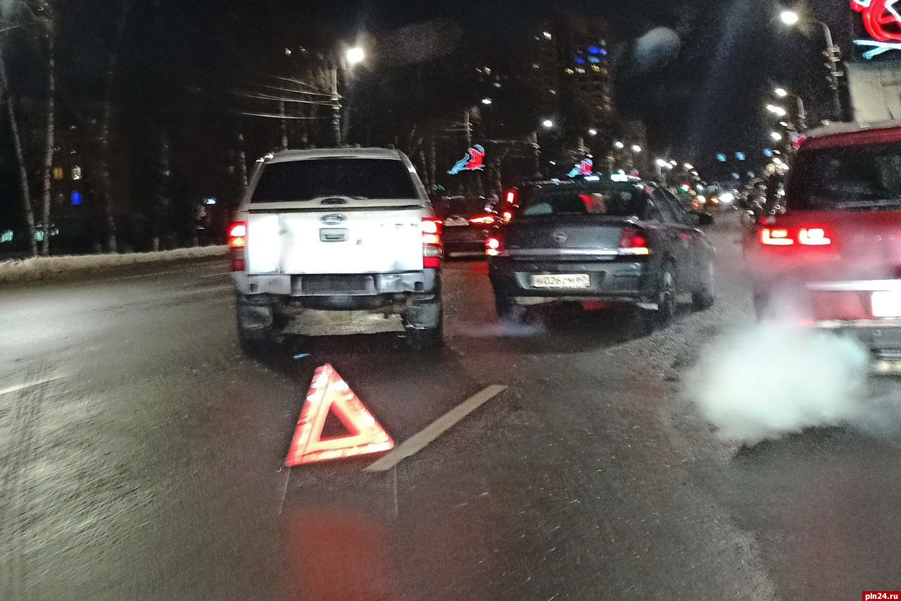 Два автомобиля столкнулись на Рижском проспекте в Пскове