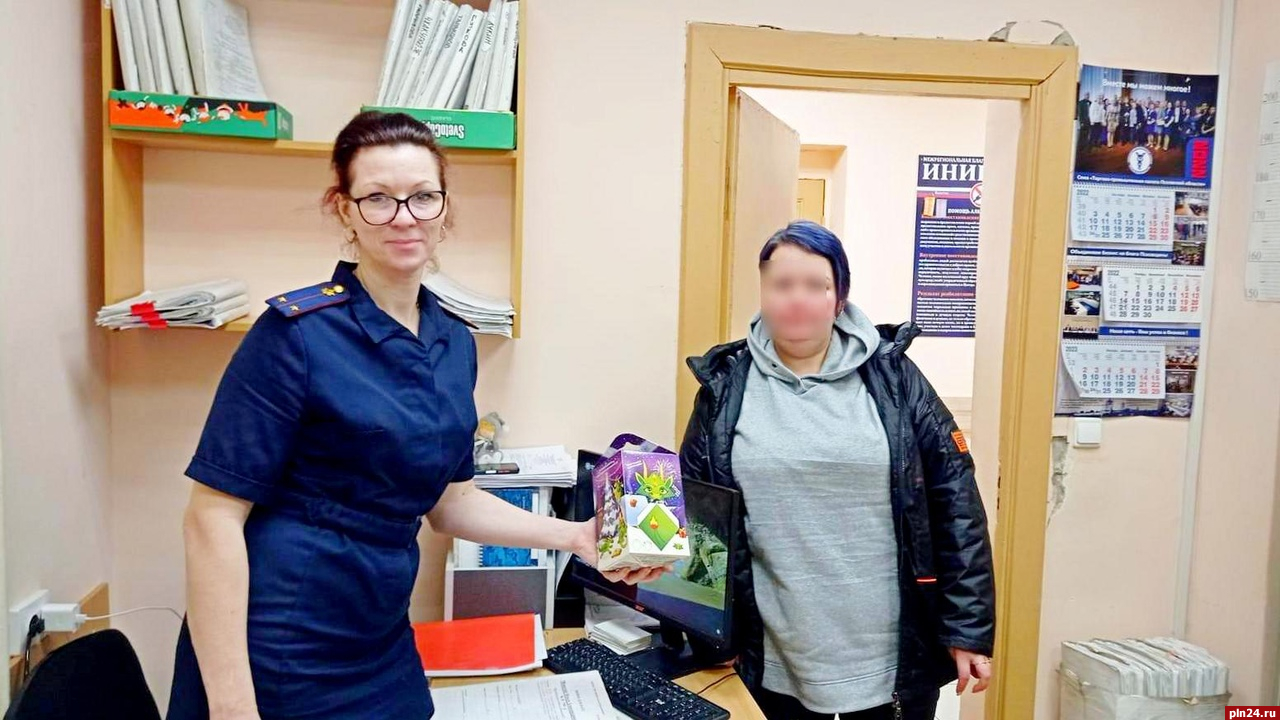 Несовершеннолетние осужденные в Псковской области получили сладкие подарки