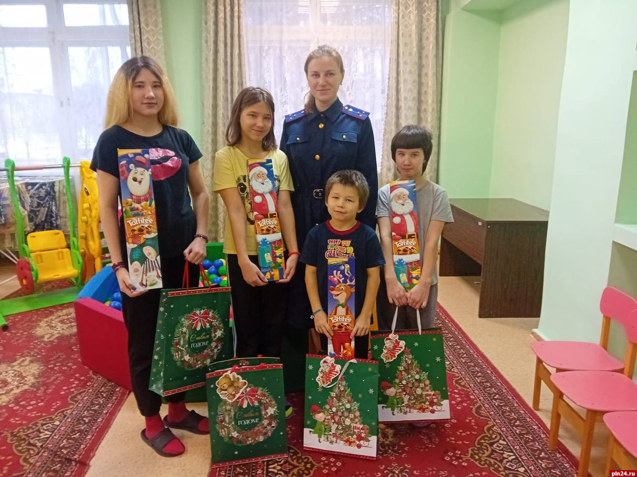 Следователи СК России поздравили ребят из многодетной семьи с наступающими праздниками
