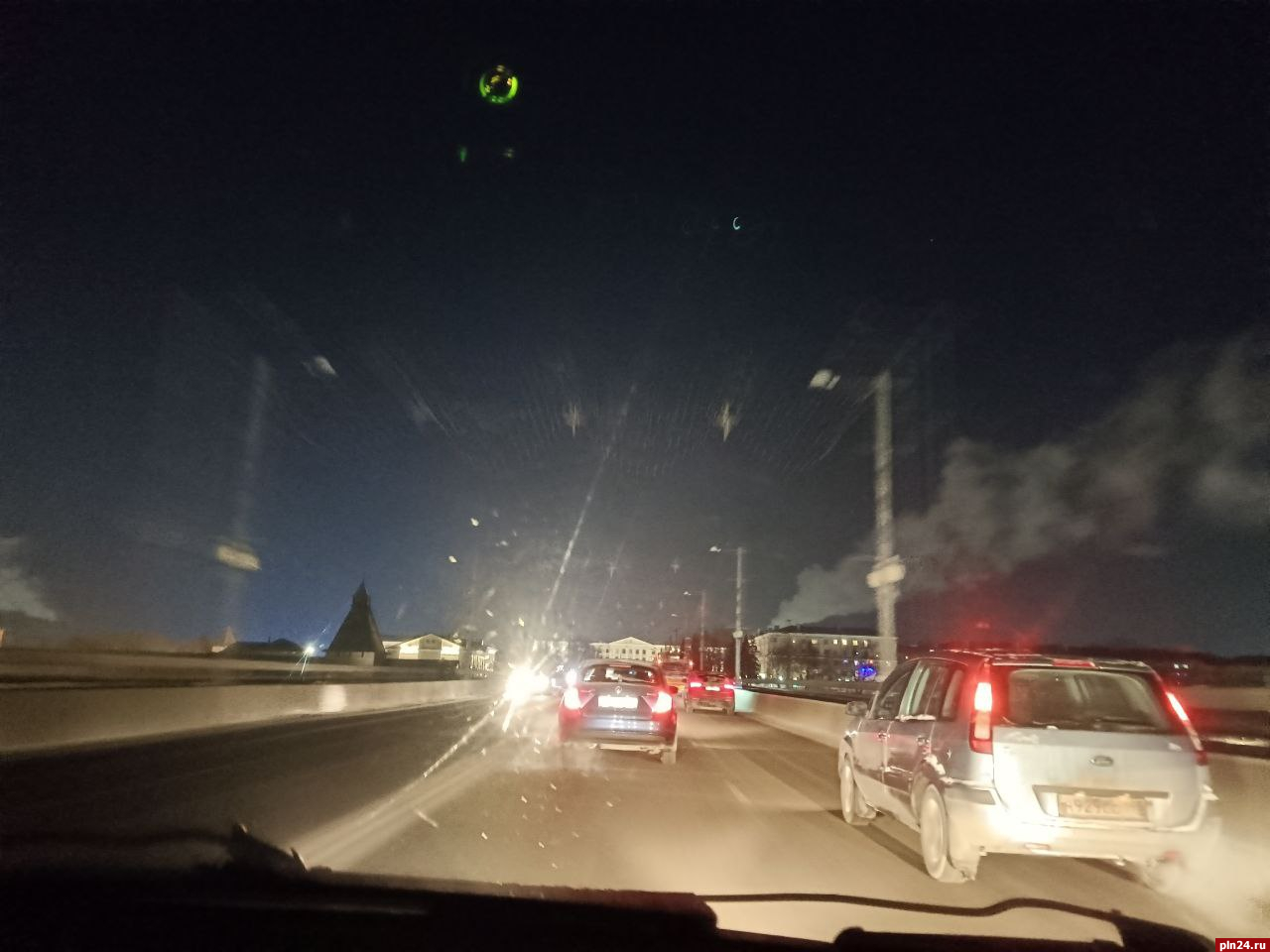 Освещение пропало на Ольгинском мосту в Пскове