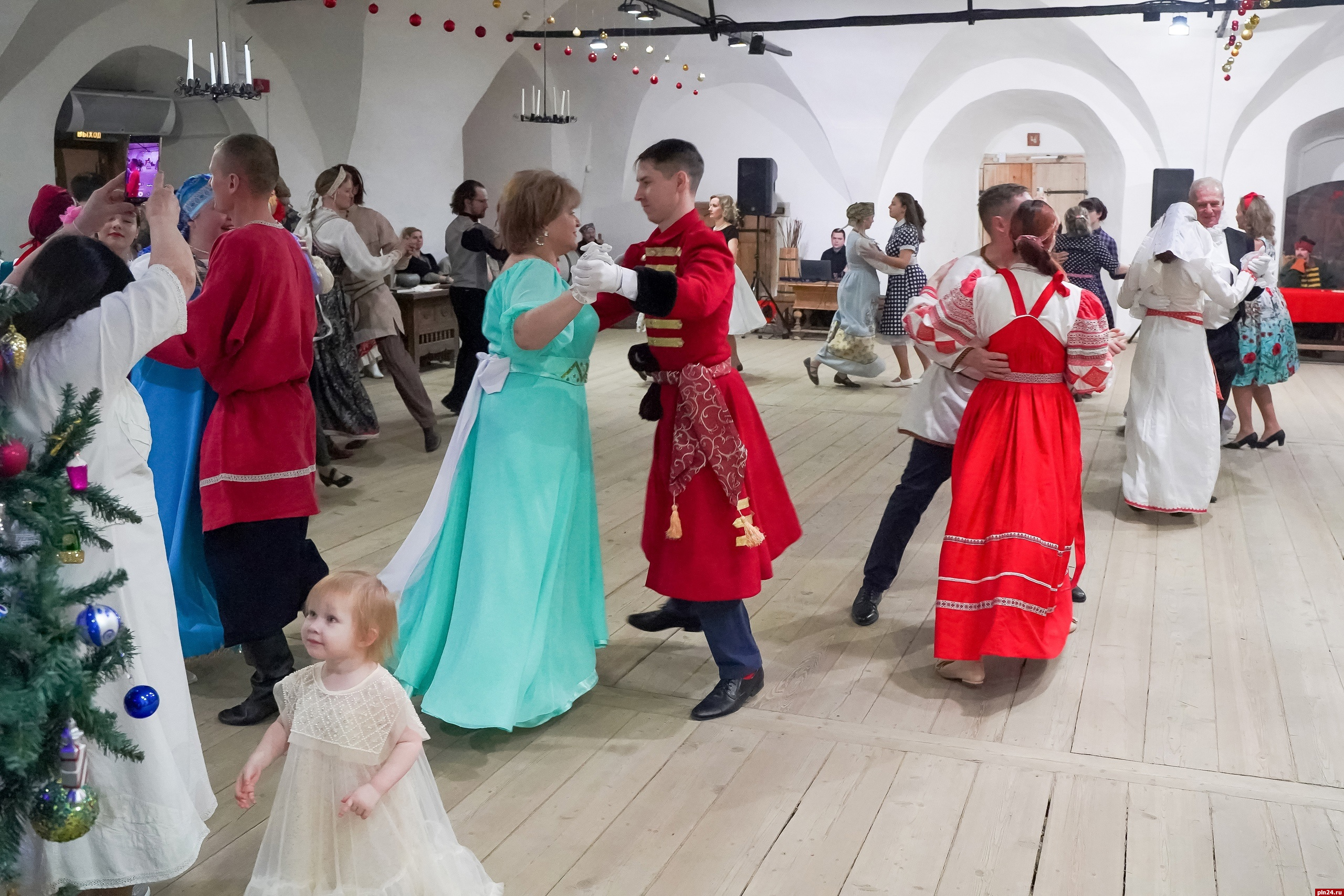 Около 70 человек посетили новогодний бал «Танцуют все!» в Пскове