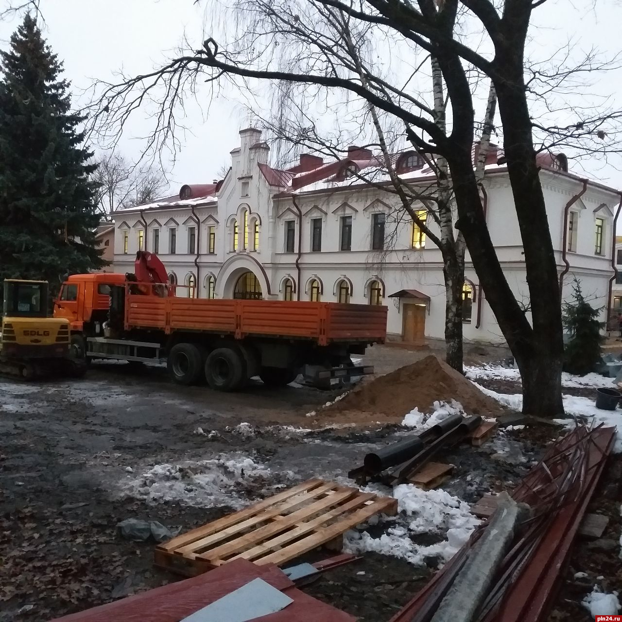 Продолжается реставрация памятников архитектуры Псковского епархиального управления