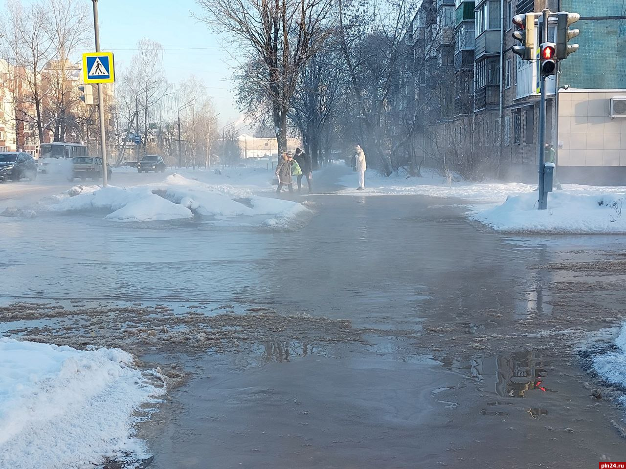 Вода разливается.