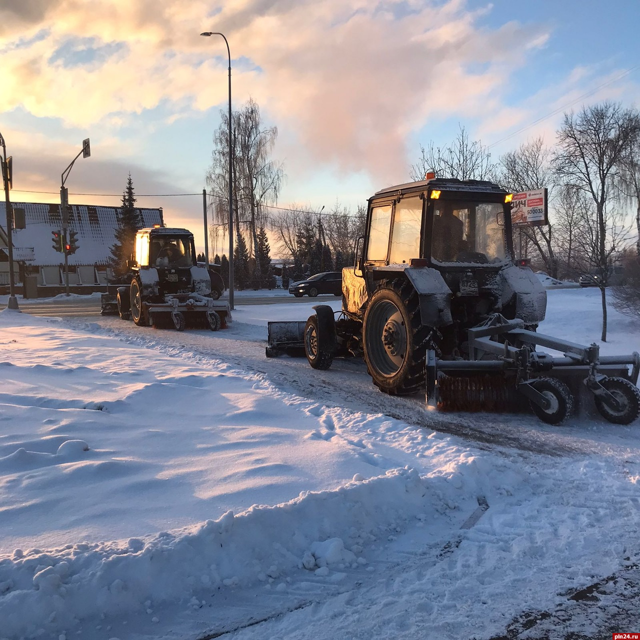 Дорожники продолжают чистить от снега улицы Пскова. ФОТО