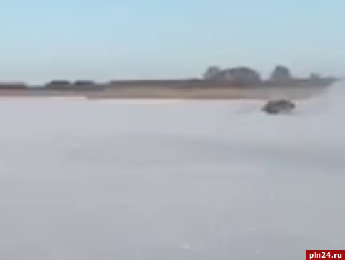 Дрифтер утопил автомобиль в реке в Псковской области 