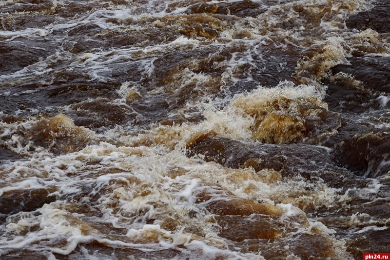 Вода в реке Ловать в Великих Луках поднялась более чем на метр