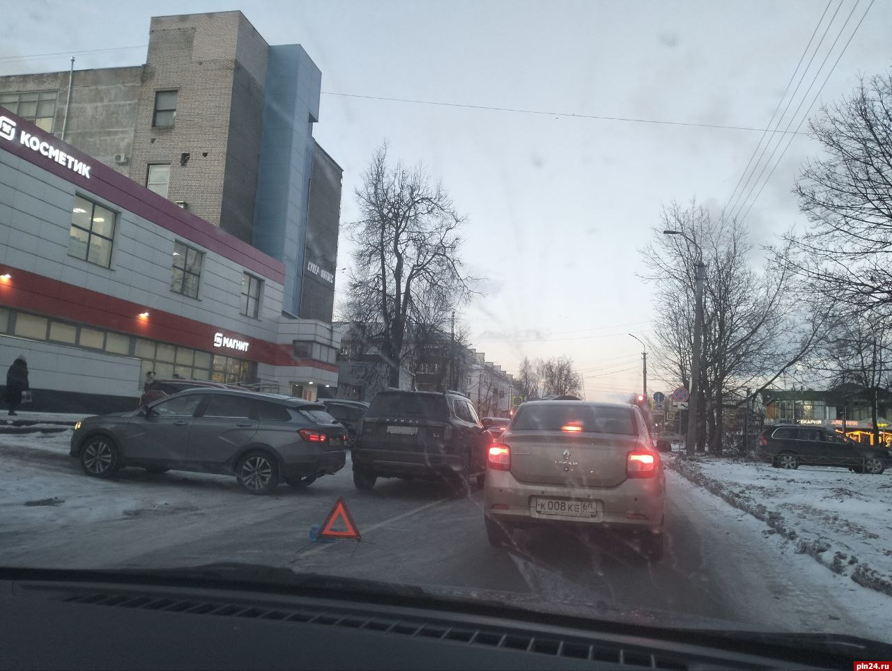 Два автомобиля столкнулись на улице Петровской в Пскове