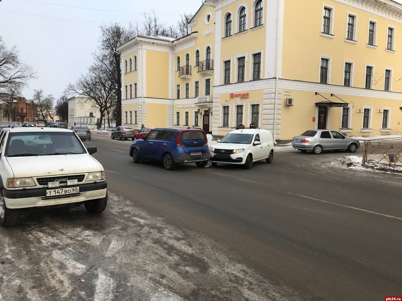 ДТП затрудняет движение на улице Советской в Пскове