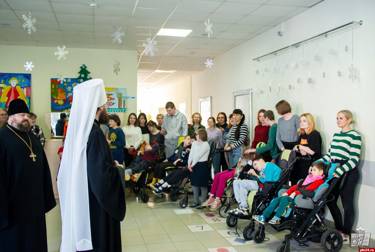 Митрополит Арсений поздравил с Рождеством воспитанников Центра лечебной педагогики Псковской области