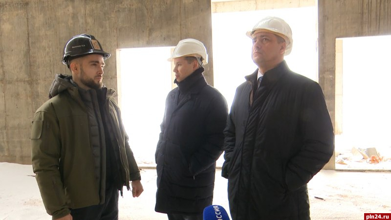 Михаил Ведерников посетил стройплощадку будущего центра «Вега» в Пскове