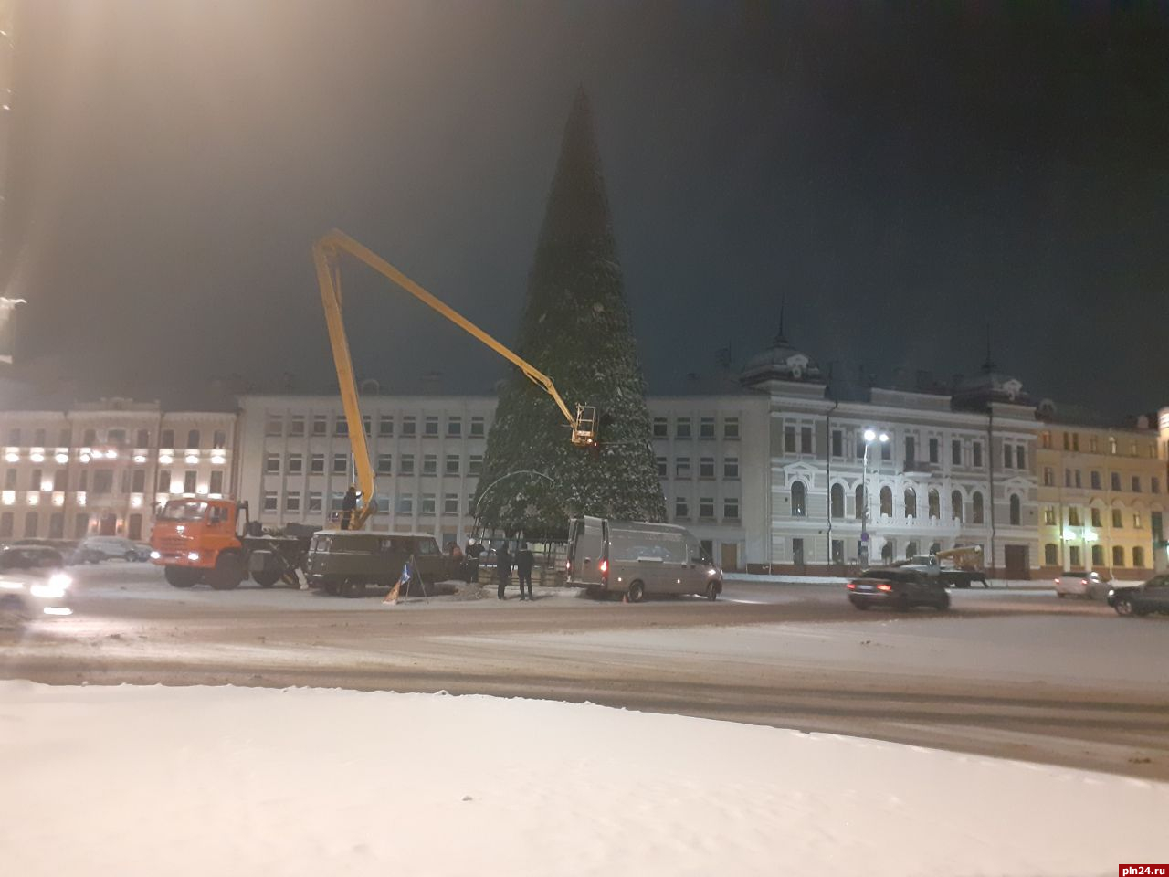 Главную новогоднюю ель начали демонтировать в Пскове