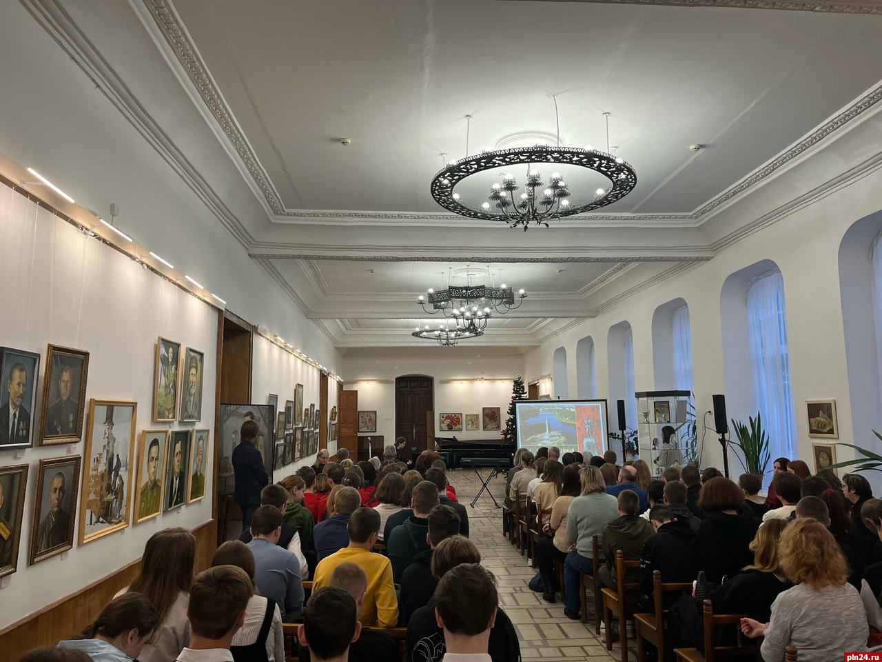 Выставка живописи к 81-й годовщине освобождения открылась в Великих Луках