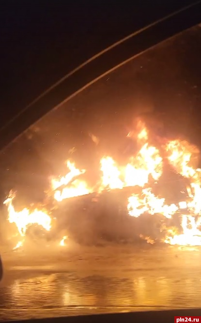 Автомобиль горит на трассе на подъезде к Пскову