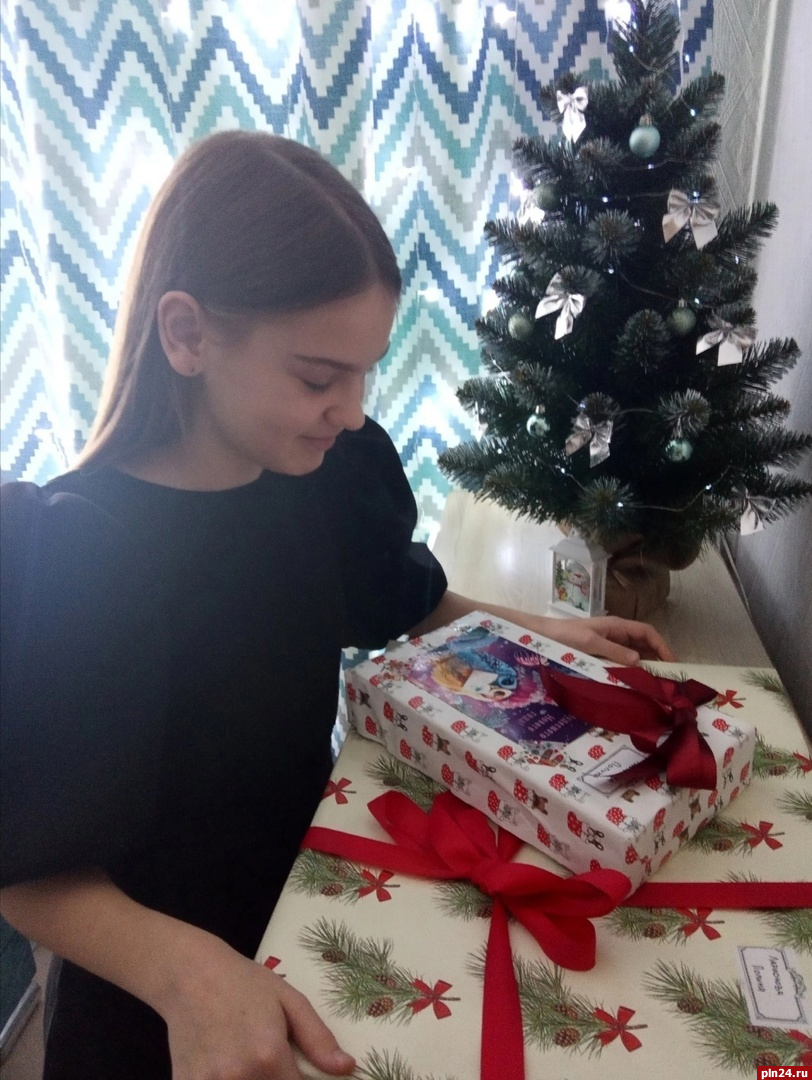 Почти 300 детей-сирот получили новогодние подарки благодаря работе Псковского отделения детского фонда