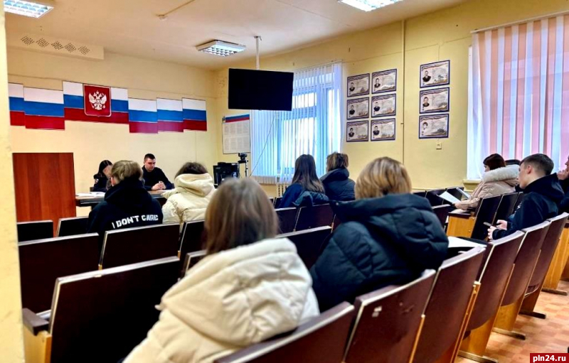 Обучение в вузах МВД обсудили полицейские со школьниками в Великих Луках