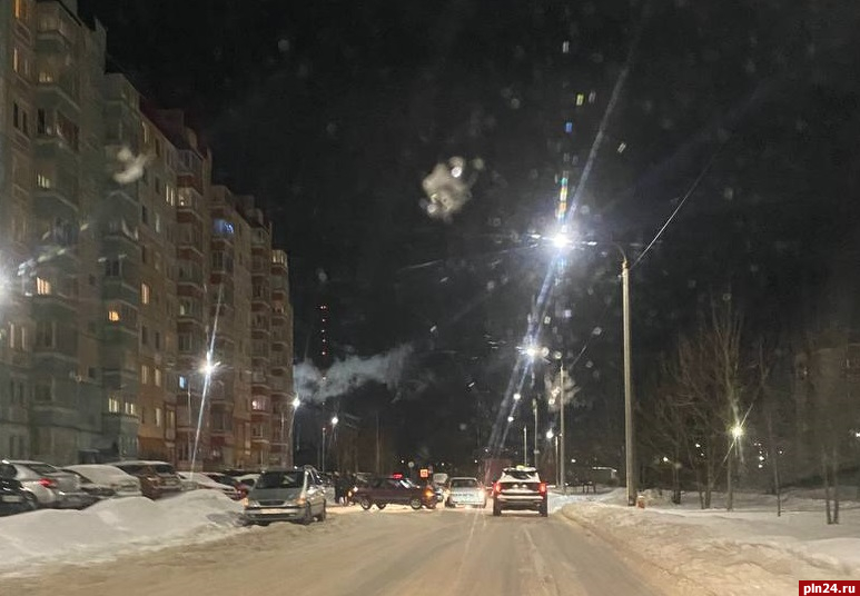 Легковые автомобили столкнулись на улице Шестака в Пскове