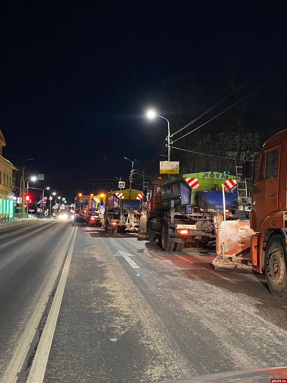 Уборку и вывоз снега продолжают на улицах Пскова 