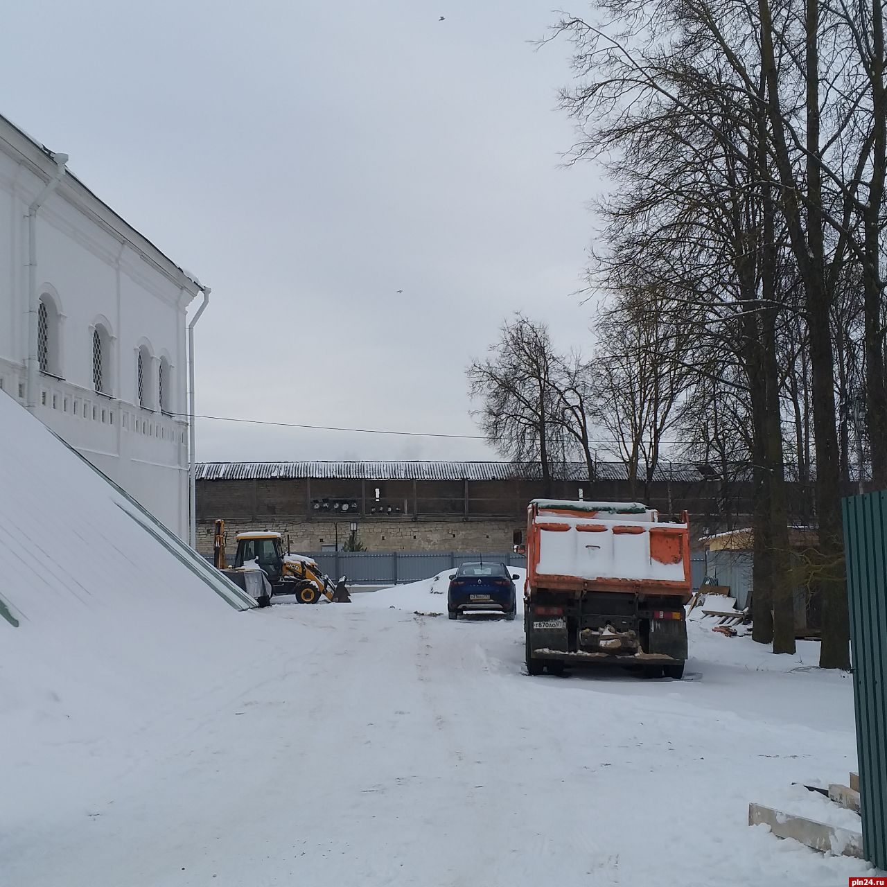 К реставрации стен и фундаментов приступили в Серафимовском приделе Троицкого собора Пскова