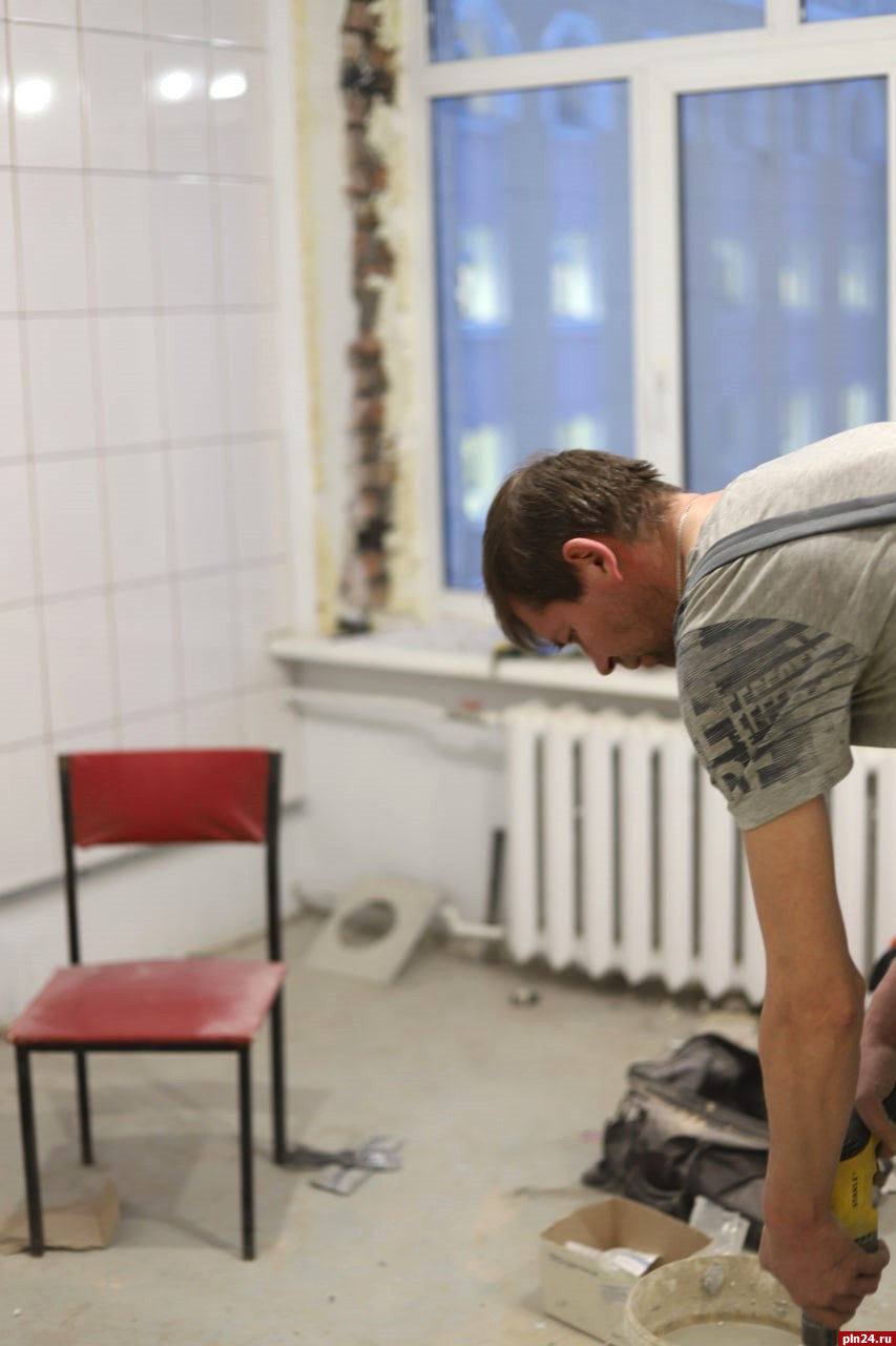 Отделение хирургии ремонтируют в псковской областной больнице