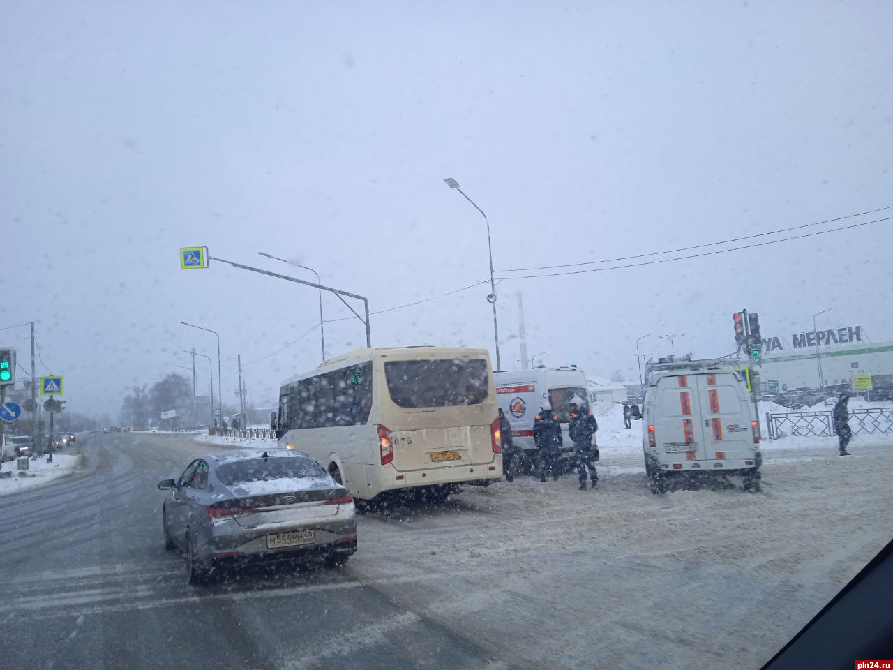 В Пскове на Рижском проспекте водитель автомашины снес зеркало пассажирскому автобусу