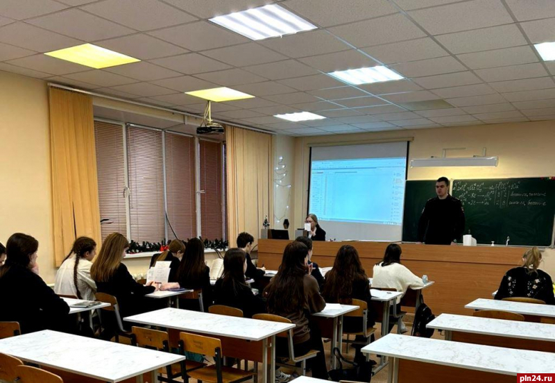 О правилах приема на обучение в вузы МВД России рассказали школьникам в Великих Луках