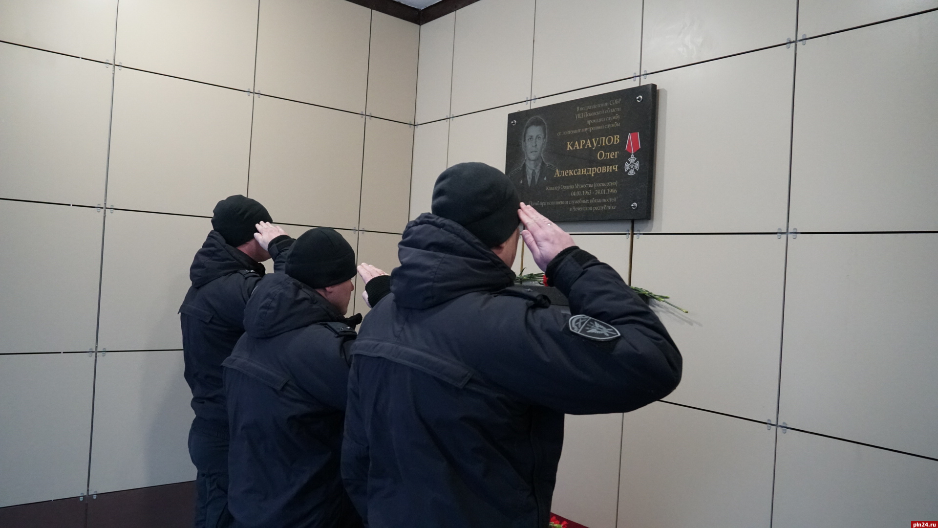 Псковские росгвардейцы почтили память погибшего в Чечне товарища