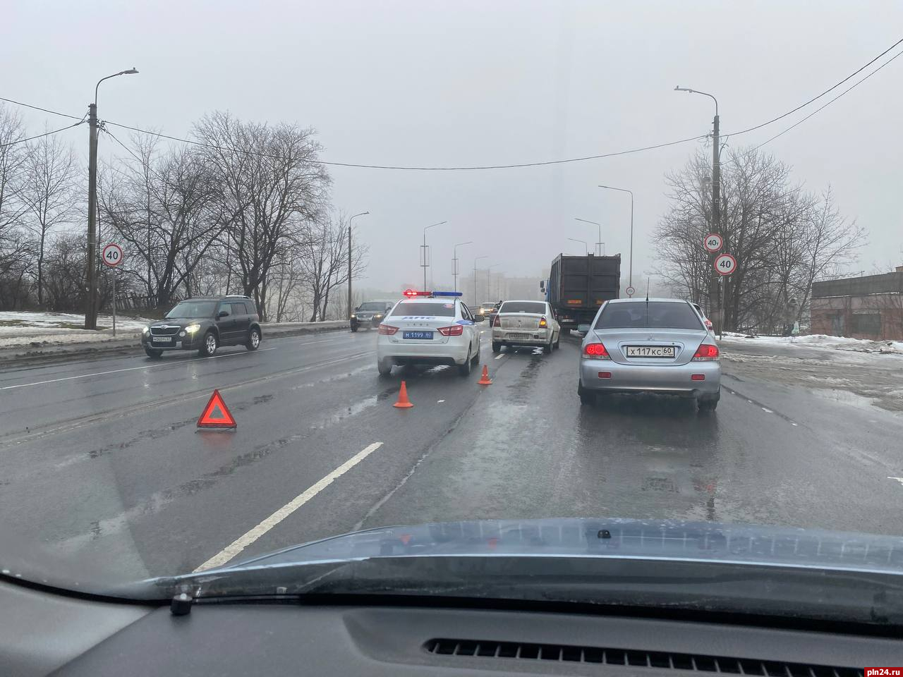 Водитель Renault признан виновным в перестроении, которое привело к ДТП на улице Юбилейной в Пскове