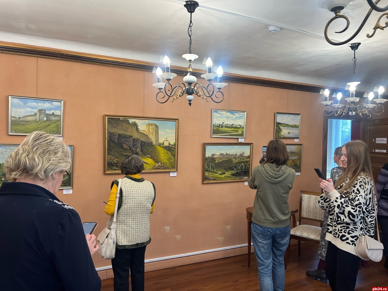 Выставка картин «истинно русского» художника открылась в Печорах