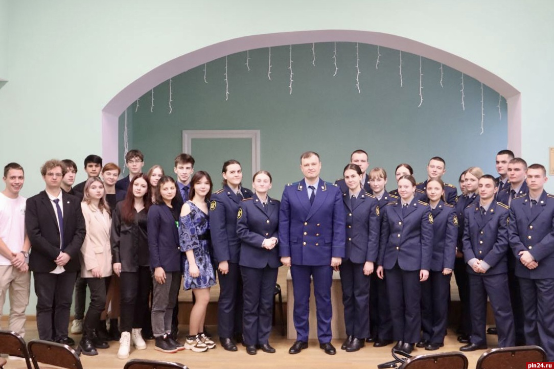 Студентов в Пскове пригласили на встречу с прокурором