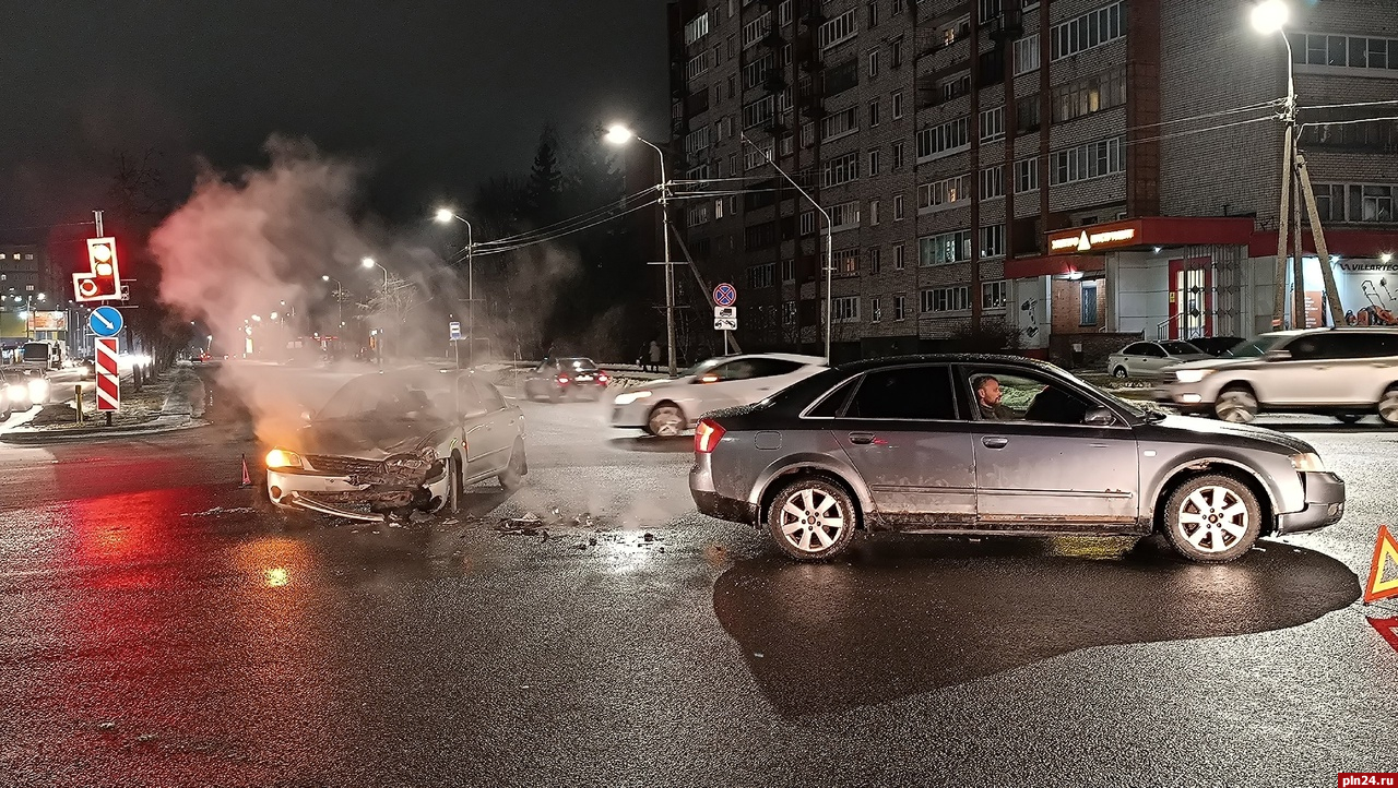 Два ДТП подряд произошло на улице Труда в Пскове