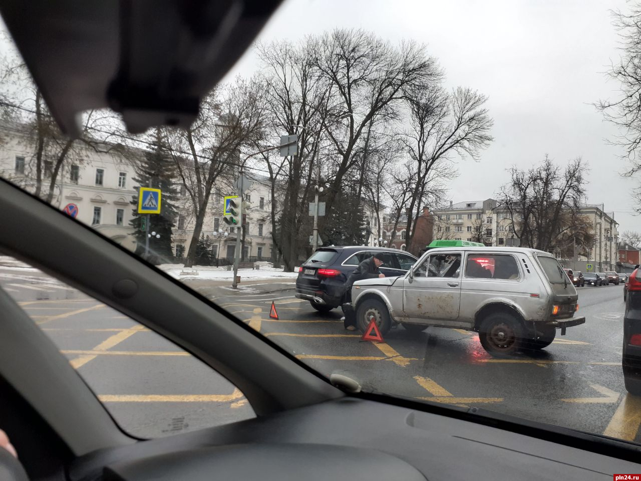 Нива» и Mercedes не разъехались на Октябрьском проспекте в Пскове :  Псковская Лента Новостей / ПЛН