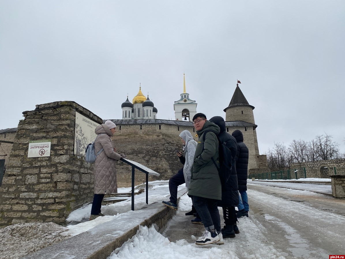 Китайские музыканты посетили Псковский кремль
