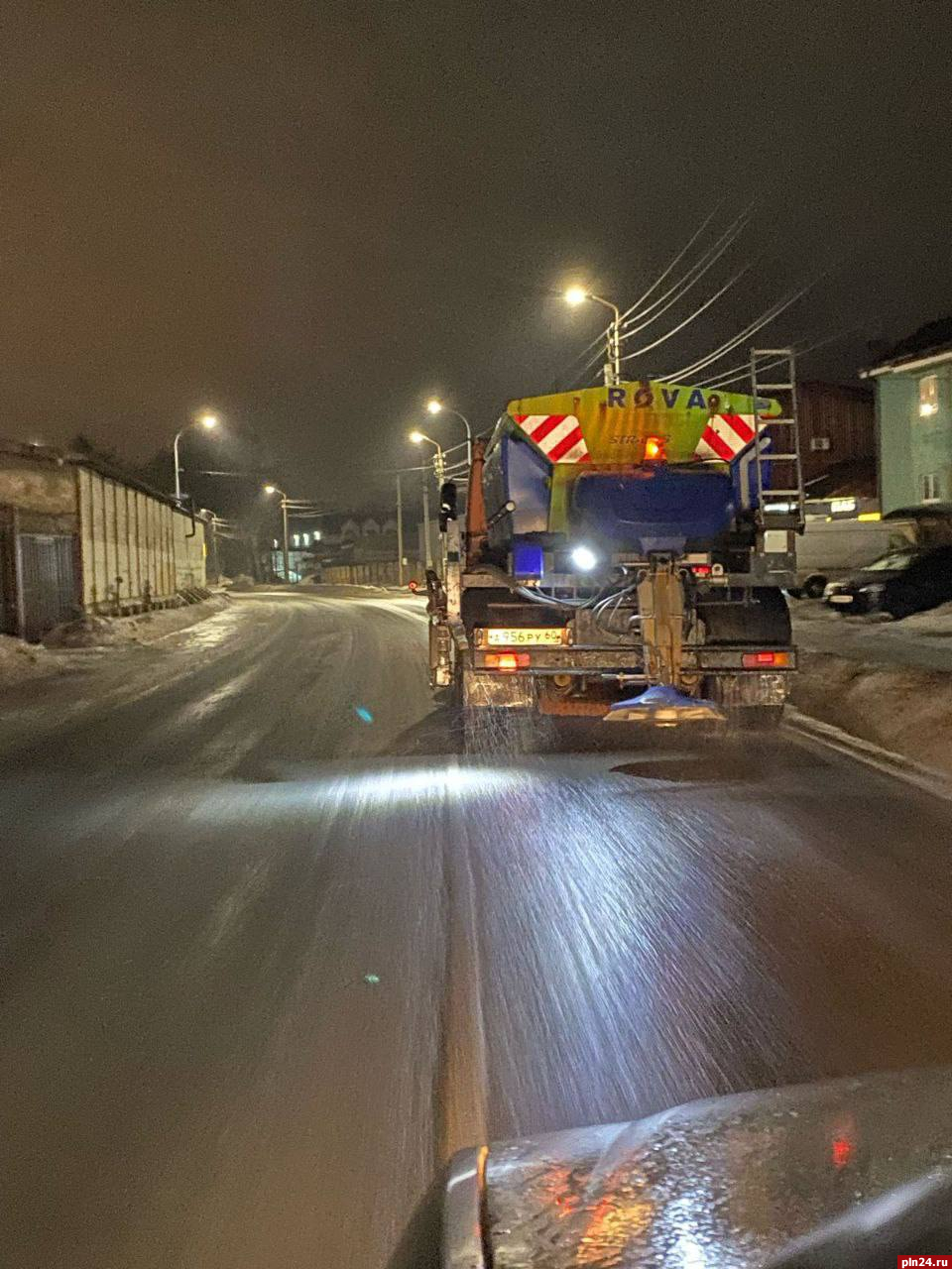 Коммунальные службы «топят лёд» на дорогах Пскова
