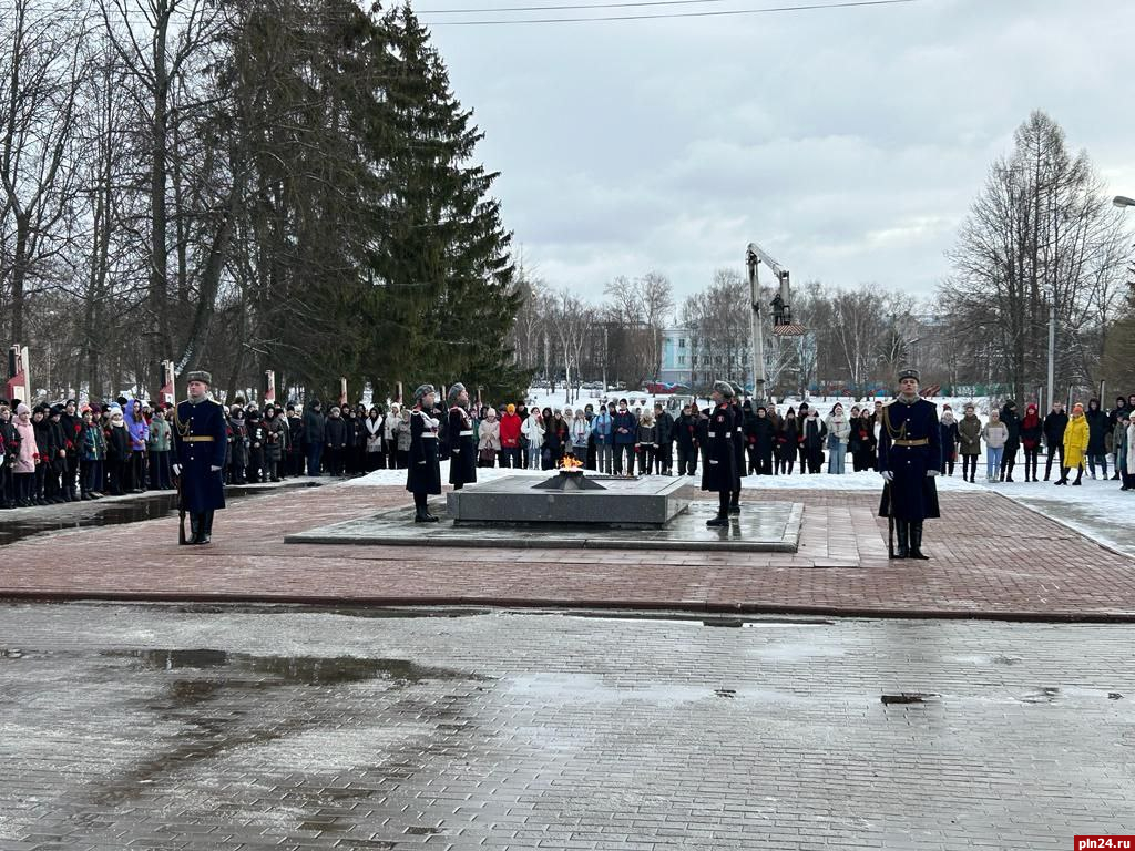 В Великих Луках состоялся торжественный митинг, посвященный 100-летию со дня рождения Александра Матросова