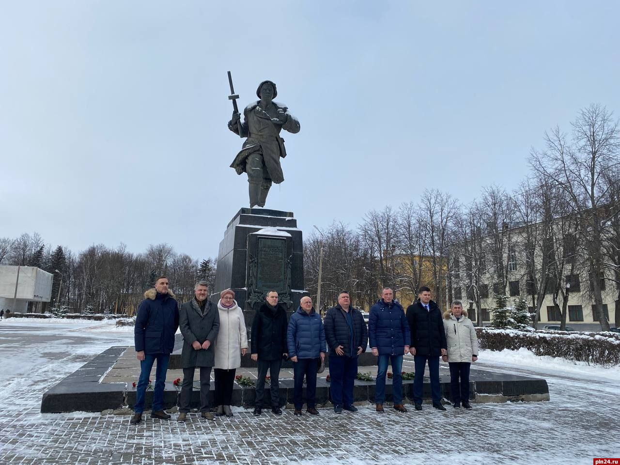 Торжественное возложение цветов к монументу Александру Матросову состоялось в Великих Луках
