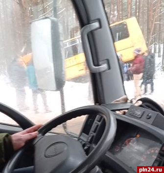 Автобус с надписью «Дети» съехал в кювет в Псковской области